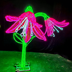 Esculturas de Luz con Forma de Flor en Blanco Cálido que Aportan un Ambiente Festivo Refinado a Hoteles, Resorts, Jardines y Patios de Eventos - Product Image 1