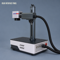 Mini machine de marquage laser à fibre de bureau pour l'acier inoxydable, le PVC, le plastique et le marquage d'emballages de dessins animés