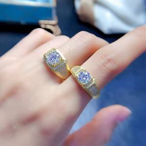 แหวนเงินแท้ 925 ประดับโมอิสซาไนต์ 1 กะรัต 2 กะรัต ชุบทอง ทรงกลมคลาสสิก ปรับขนาดได้ สำหรับผู้ชาย ชุบโรเดียม แหวนแต่งงาน แหวนงานเลี้ยง - Product Image 1