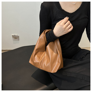 Sac à main en cuir vegan pour femme, durable, portable, plissé, en forme de croissant, avec détail noué, pour un usage quotidien - Product Image 2
