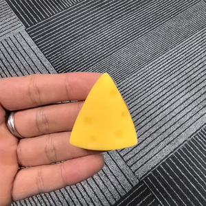 Bloc de fromage réaliste anti-stress, jouet de farce en TPR durable non comestible pour amis de 14 ans et plus, stock disponible - Product Image 4
