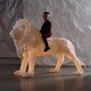 Aydınlık Halo zemin lambası ile aydınlık aslan kral otel lobisinde ayakta ışık afrika aslan heykeli dekorasyon ışıklandırma
