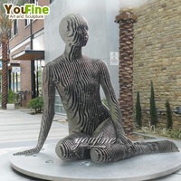 YouFine Moderne Geschnittene Edelstahl-Skulptur einer Sitzenden Frau, Spiegelpolierte Abstrakte Damenfigur für Garten und Plaza