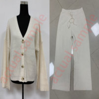 Ensemble deux pièces côtelé sur mesure pour femme, tons neutres, avec cardigan ample à col en V et boutons, idéal pour la maison