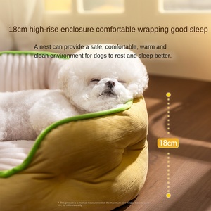 سرير حيوانات أليفة للقطط والكلاب بتصميم عصري على شكل صندوق كرتوني، مع مسند ظهر مربع وعميق للنوم، مزين بخطوط نيزكية، مناسب لفصلي الخريف والشتاء. - Product Image 3