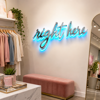 Enseigne lumineuse Halo 3D en miroir argenté avec lettres cursives cyan et rétroéclairage LED pour la décoration murale de la maison, du salon, du café, de la boutique ou du magasin.