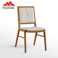 Chaise de salle à manger empilable en métal imitation bois avec assise et dossier rembourrés pour hôtels, restaurants, salles de banquet et lieux d'événements