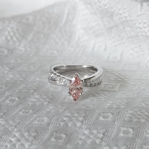 Anillo de Compromiso de Plata de Ley Personalizado con Diamante Rosa Corte Marquesa y Moissanita para Mujer, Anillo de Plata de Alta Calidad con Certificación IGI - Product Image 1