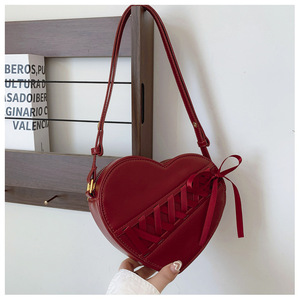 Nuove Borse a Tracolla Trendy 2025 in Pelle PU per Donne, Borsette a Forma di Cuore Rosse con Nastro - Product Image 4