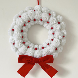 Guirlandes de Noël modernes faites à la main avec des pompons rouges en forme de baies, décorations et supports pour portes extérieures - Product Image 1