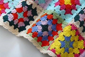 Abito da donna multicolore all'uncinetto con motivo Granny Square, senza maniche, scollo quadrato, stile boho, mini abito. - Product Image 5