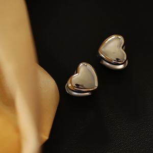 ต่างหูแบบติดหูรูปหัวใจขัดเงาสองด้าน ดีไซน์เรียบหรู ทำจากสแตนเลสชุบทอง 18k สำหรับสาวๆ - Product Image 3
