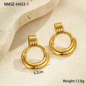Boucles d'oreilles créoles géométriques tendance de style européen et américain, plaquées or 18 carats, en acier titane haut de gamme, avec blocs de couleur, pour femmes - Product Image 6