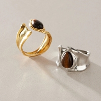 Bague ouverte imposante en acier inoxydable plaqué or 18 carats avec pierre œil de tigre marron