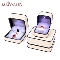 Boîte à bijoux personnalisée haut de gamme en cuir PU pour collier, boucles d'oreilles, bracelet, bague, avec longue chaîne, nouvelle boîte cadeau avec éclairage LED