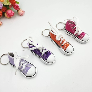 Llavero de zapatilla de lona en miniatura 3D, llavero de zapatilla deportiva pequeña de lona - Product Image 4