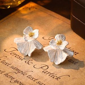 Pendientes de Perlas con Acabado en Spray, Diseño Geométrico Moderno, Chapados en Oro, Estilo Lujoso y Sofisticado, Tamaño Pequeño - Product Image 2