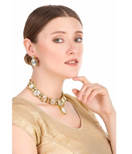 Parure de mariée en laiton d'inspiration luxueuse, collier, boucles d'oreilles, Maang Tikka, zircon, détails perlés traditionnels, pour mariage, fiançailles et soirées - Product Image 1