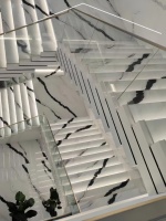 Décoration murale et de sol intérieure en quartz artificiel, type moderne, dalle de porcelaine en pierre frittée, marches en pierre rétroéclairées Panda White