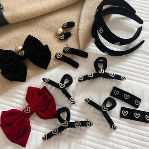 Ensemble de barrettes brodées de luxe - Design cœur avec fermoir <span class=keywords><strong>Swarovski</strong></span> et bandeau compatible avec les tresses - Product Image 1