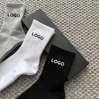 Chaussettes de sport en coton tricoté noir et blanc pour hommes et femmes, idéales pour l'entraînement et les sports d'été, avec caractéristiques anti-transpiration et imprimées, vente en gros.
