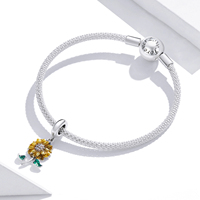 Breloque tournesol plaquée argent avec centre en strass de cristal, feuilles vertes, pendentif floral classique pour cadeau unisexe