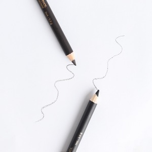Lápiz de cejas 701 Dark Brown, resistente al agua y sin químicos, que ofrece una definición precisa y natural en un tono marrón intenso. - Product Image 5