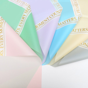 Pellicola di plastica Fiore di Carta Da Imballaggio <span class=keywords><strong>con</strong></span> Golden <span class=keywords><strong>Lettera</strong></span> Stampata per il Confezionamento di Bouquet di <span class=keywords><strong>Fiori</strong></span> - Product Image 3