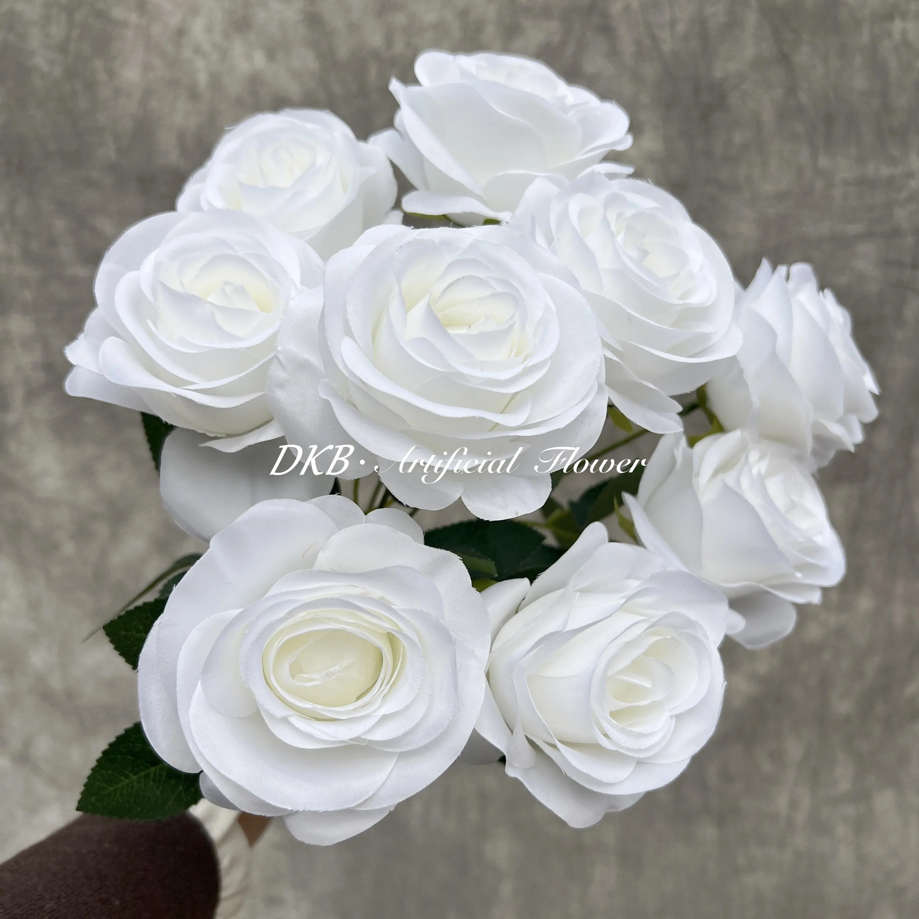 Usine de fleurs artificielles DKB Vente en gros de cadeaux de fête des mères Saint Valentin en stock bouquet de fleurs roses de mariée de mariage