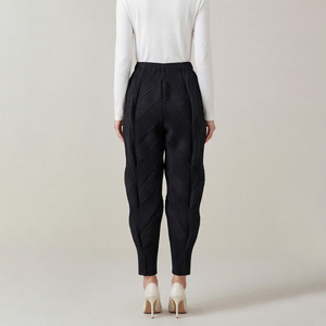 Pantaloni Casual da Donna a Carota Taglie Forti con Motivo a Foglie 3D, Pantaloni Harem Plissettati Architettonici, Pantaloni Plissettati Miyake - Product Image 3