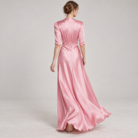 Robe longue élégante personnalisée en satin rose, col en V profond, manches mi-longues, boutonnée sur le devant, taille ajustée, coupe fluide en A