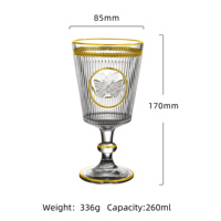 Verre à pied en cristal exquis « Papillon Doré » avec motif papillon en relief, accents en or 24 carats et design vintage cannelé