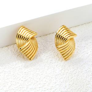 ต่างหูแบบติดหูทรงเรขาคณิต สแตนเลสชุบทอง 18K สไตล์วินเทจ ลายเส้นไขว้ สำหรับผู้หญิงและผู้ชาย - Product Image 4