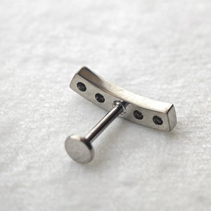 Vente en gros de bijoux de corps en titane de qualité implantable G23 sur mesure, <span class=keywords><strong>piercing</strong></span> interne à filetage, cartilage de <span class=keywords><strong>l</strong></span>'oreille, tragus, hélix, anneau de <span class=keywords><strong>l</strong></span>èvre - Product Image 2