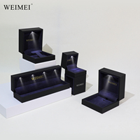 Caja de anillo LED de lujo con estampado de oro personalizado WEIMEI, paquete de manga ligera con papel especial de gamuza roja para diseño de cajón de joyería
