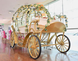 Chariots de luxe pour chevaux, véhicules électriques royaux, remorques de carrosses à chevaux pour mariage à vendre - Product Image 1