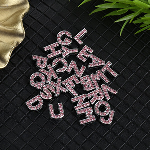 Ciondoli rimovibili in lega A-Z rosa con strass di lusso e motivo a lettere dell'alfabeto - Product Image 4