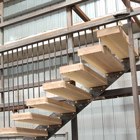 Moderne Holz- und Stahltreppe mit Geländer aus gehärtetem Glas, Metallhandlauf, Innen-Geradtreppe, Treppenlift, Steigende Treppe