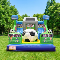 Château gonflable ballon de football avec deux toboggans et éclairage de stade pour fêtes à thème sportif et locations commerciales