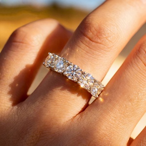 Anello a fascia in argento sterling 925 con moissanite GRA 5 da 0,5 ct e 1 ct, a 4 griffe, con 5 diamanti, stile half <span class=keywords><strong>eternity</strong></span>, <span class=keywords><strong>gioielli</strong></span> da donna <span class=keywords><strong>di</strong></span> alta qualità, vendita all'ingrosso direttamente dalla fabbrica - Product Image 1