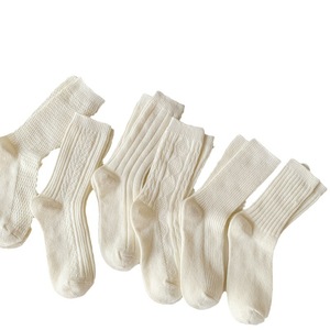 Chaussettes d'hiver en laine confortables pour femmes Chaussettes souples au design simple <span class=keywords><strong>noir</strong></span> <span class=keywords><strong>et</strong></span> <span class=keywords><strong>blanc</strong></span> avec longueur d'équipage à double aiguille <span class=keywords><strong>japonaise</strong></span> avec <span class=keywords><strong>manchette</strong></span> à logo - Product Image 5