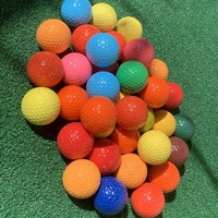 Balle de golf personnalisée en deux parties, style Pro V1, avec numéro et logo sur mesure, faible rotation, vol droit, durable, pour entraînement et practice.