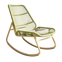 Fauteuil à bascule d'extérieur en osier tendance, confortable et relaxant, avec coussin épais et base métallique robuste, idéal pour les complexes hôteliers, les vérandas et les salons.