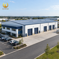 Bâtiment industriel préfabriqué à grande portée avec structure en acier robuste et poutres en H pour atelier et pont roulant