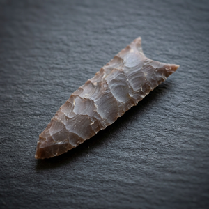 Pointe de flèche en agate faite à la main, style Clovis, imitation antique, objet de collection artistique, forme triangulaire, artisanat en pierre précieuse - Product Image 1