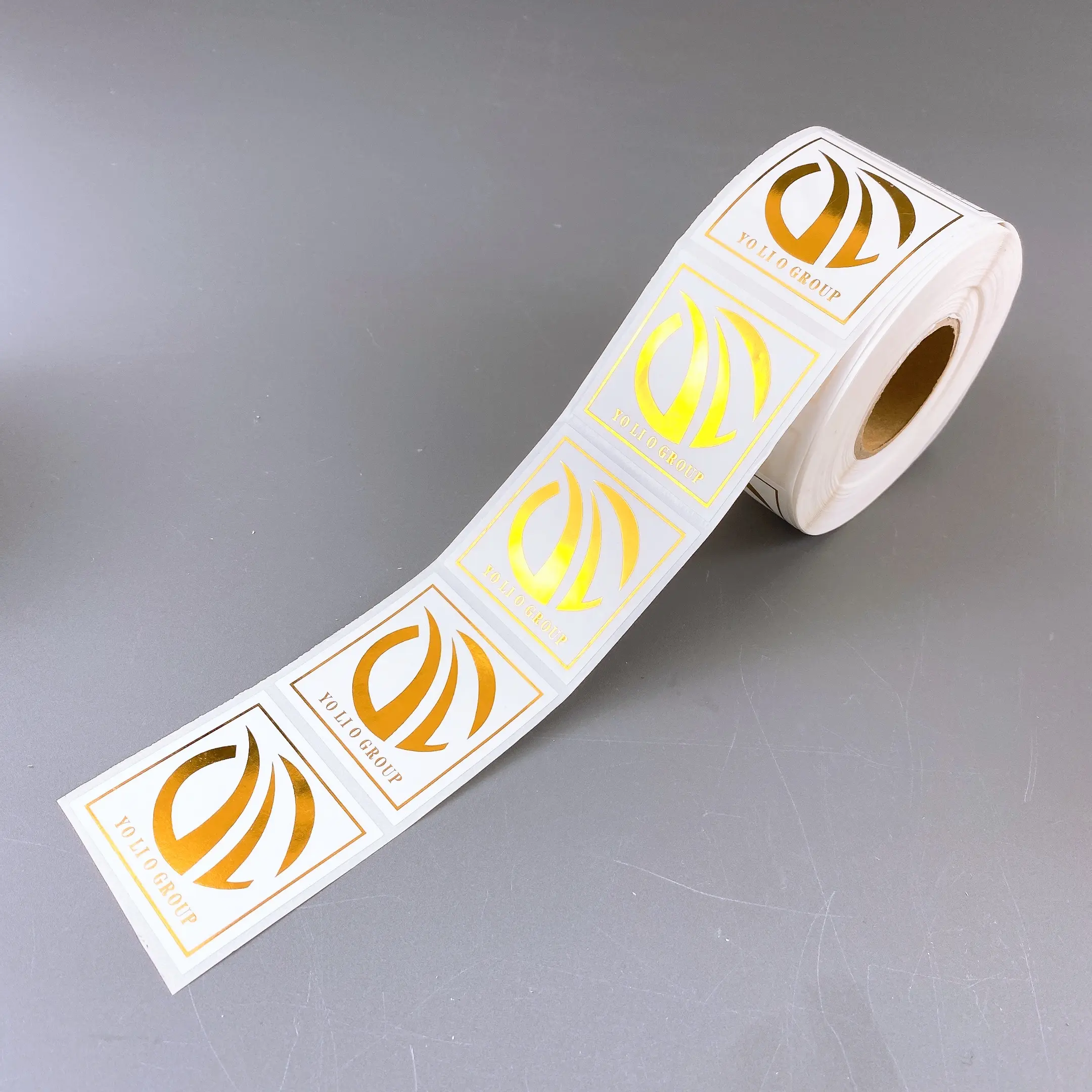 Custom Rechthoek Zelfklevend Waterdicht Synthetisch Papier Custom Logo Merk Papier Roll Logo Afdrukken Label Sticker