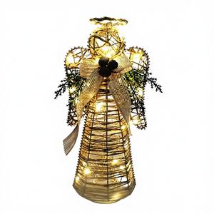 <span class=keywords><strong>Angelo</strong></span> in Ferro e Rattan da 12 Pollici con Luci LED Bianco Caldo e Timer 6 Ore, Decorazioni Natalizie per Interni con Stelle sulla Punta dell'Albero - Product Image 1