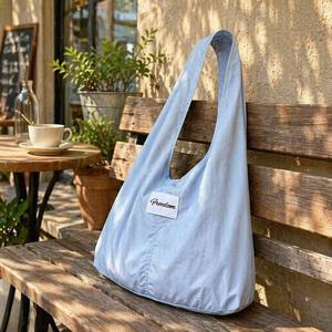 Sac Hobo en Nylon Doux et Moelleux, Léger, Décontracté, Sac à Bandoulière Résistant à l'Eau, Sac Nuage avec Patch Logo Personnalisé Freedom - Product Image 1