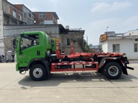 Howo 4x2 crochet bras camion de collecte des ordures 7cbm bras rouleau déchets camion de transport des ordures camion benne à ordures