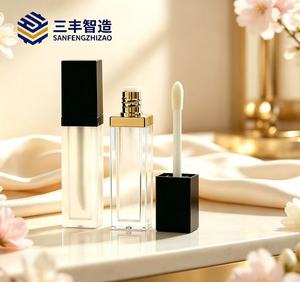 Tube à lèvres vide en plastique noir mat avec dessus doré, forme carrée et applicateur large, pour cosmétiques - Product Image 3